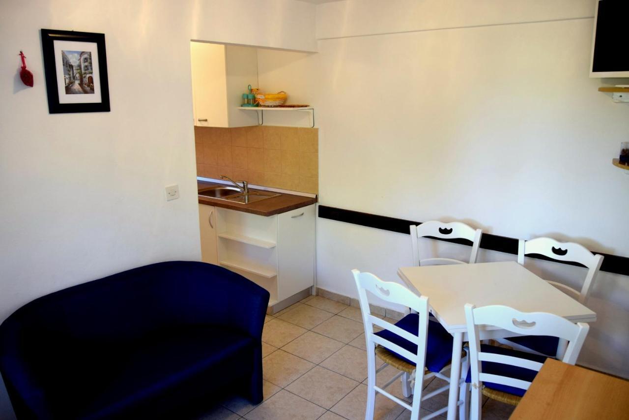Miramar Gardenn Apartmment Banjol Exterior photo
