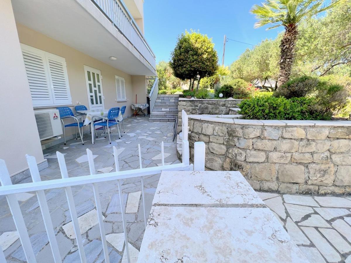 Miramar Gardenn Apartmment Banjol Exterior photo